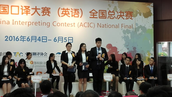 16060702王越晨(起立右一)在团队赛中